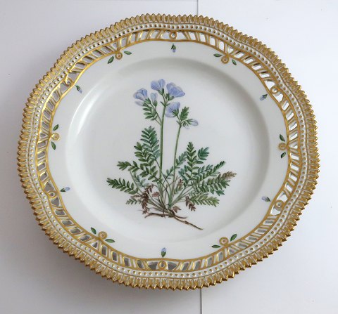 Royal Copenhagen. Flora Danica tallerken med gennemskåret bort. Diameter 25 cm. Model 3553. ( 1 sortering ). Polemonium humile Willd