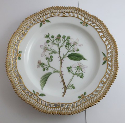 Royal Copenhagen. Flora Danica tallerken med gennemskåret bort. Diameter 25 cm. Model 3553. ( 1 sortering ). Rubus villicanlis Köhl