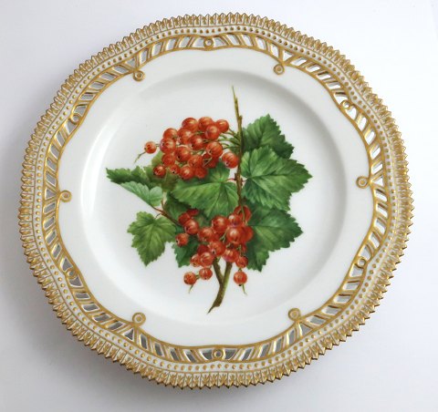Royal Copenhagen, Flora Danica, frugttallerken. Frokost tallerken med gennemskåret bort. Design #429/3554. Diameter 23 cm. (1 sortering).