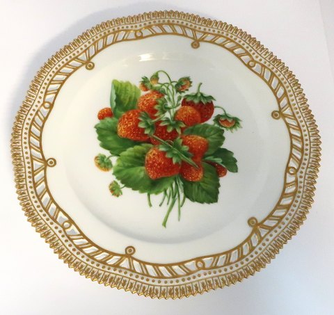 Royal Copenhagen, Flora Danica, frugttallerken. Frokost tallerken med gennemskåret bort. Design #429/3554. Diameter 23 cm. (1 sortering).