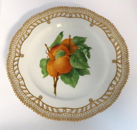 Royal Copenhagen, Flora Danica, frugttallerken. Frokost tallerken med gennemskåret bort. Design #429/3554. Diameter 23 cm. (1 sortering).