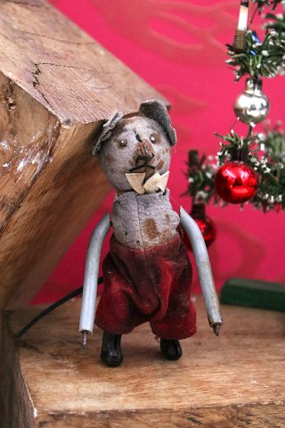Old "mechanical" (missing key) "Christmas mouse" in metal and felt with a really nice patina...