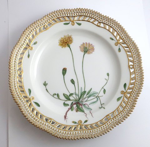 Royal Copenhagen. Flora Danica tallerken med gennemskåret bort. Diameter 25 cm. Model 3553. ( 1 sortering ). Hieracium pilosella L