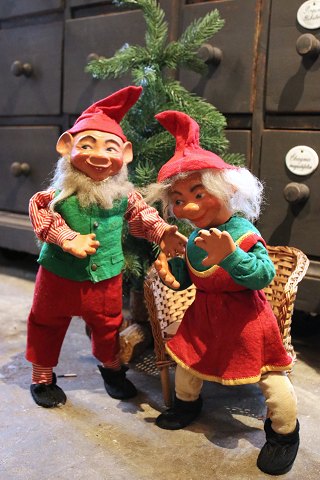 2 old shop elves with felt clothes and faces in painted papier-mâché. (Mother and Father)...