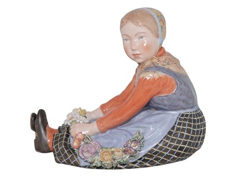 Royal Copenhagen overglasur figurPige i egnsdragt fra Jylland