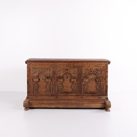 Chest – Oak – Carved Details & Inlay – c. 1860sGreat condition