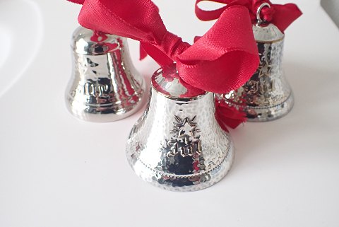 3 fors&#248;lvede juleklokker fra 1950-erne. S&#230;lges individuelt.