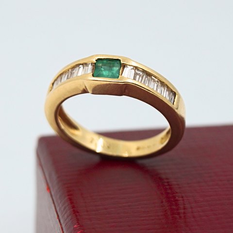 Ring in 18k gold set with diamonds and emerald