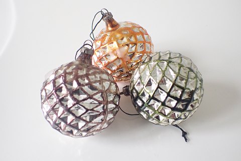 3 stk. glasjulepynt - "golfbolde" kugler med mange små reflektorer. Sælges individuelt.