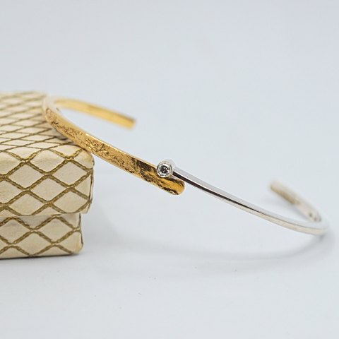 Armring i 14 kt. guld og hvidguld prydet med diamant