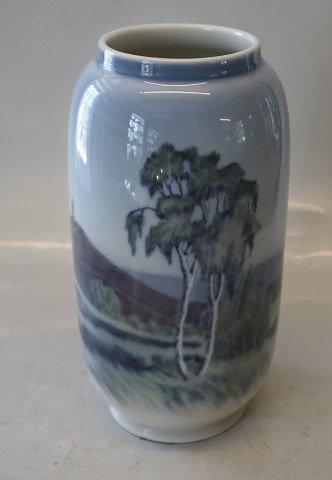 2889-107 Kgl.  Vase med tårnet "Himmelbjerget" Silkeborg 21 cm Kongelig Dansk Porcelæn