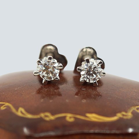 Pair of diamond earrings in 18k white gold