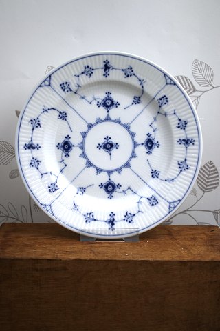 Royal Copenhagen , Musselmalet Riflet middagstallerken. 1/176. 2.sort. - fra 1923-28...