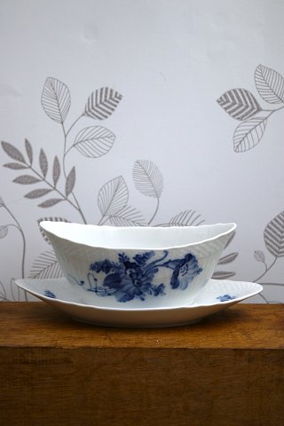 Royal Copenhagen Blå Blomst svejfet oval sovseskål på fast underfad.10/1651...
