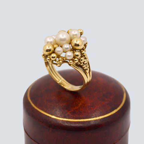 Ring i 18 kt. guld med perler