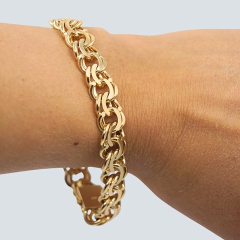 A bracelet of 14k gold, w. 11 mm