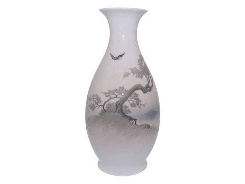 Royal CopenhagenStørre vase med stort træ ved vand og flyvende fugl fra 1923-1928