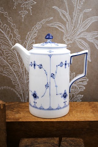 Sjælden kaffekande i Musselmalet Riflet fra Royal Copenhagen.1/372. Hårrevne i låget !