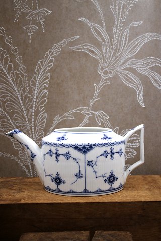Rare teapot in Blue Fluted Half Lace from Royal Copenhagen.1/684.MISSING THE LID !