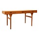 Nanna Ditzel, 1923-2005: Skrivebord i teak med tre skuffer. Flot stand. Senere låsebeslag. H: 74,5cm. Plade: 75x145cm