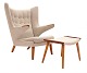 Hans J. Wegner "Papa Bear"-Stuhl mit Fussbank. Beide aus Teak und Eiche. AP19 und AP29. Gut erhalten. Kleine Gebrauchsspuren