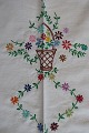 Gammel dugHåndbroderet med  farvet broderiCa. 160cm x 93cm
