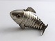 Fritz Sophus Albertus. Nyere sølv hovedvandsæg i form af fisk. Længde 9 cm