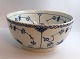 Königliches Kopenhagen. Musselmalet, halbspitze. Große, runde Schale. Modell 
631. Durchmesser 23 cm. Höhe 10,5 cm. (4 Wahl).
