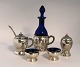 Dansk arbejde. Sølv (830). 2 saltkar med skeer, peberbøsse, sennepskrukke og eddikeflaske. 7 dele. Produceret 1918.