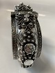 Silver bangle with a beautiful pattern, with many details.Measures 6 x 5.2 cm.