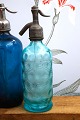 Dekorativ , sjælden fransk mini glas sifon fra begyndelsen af 1900 tallet 
i turkisblå farve...