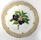 Royal Copenhagen, Flora Danica, frugttallerken. Frokost tallerken med gennemskåret bort. Design #429/3554. Diameter 23 cm. (1 sortering).