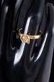 8 karat guldring med hvid sten.