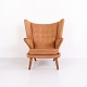 Hans J. Wegner Bamsestolen Model AP19 i Cognacfarvet Nubucklæder fra AP Stolen
