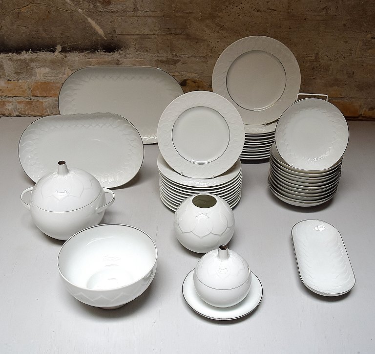 Rosenthal studio line Bjørn Wiinblad. 12 personers "Lotus" med sølvkant, komplet  middagsservice i moderne design.