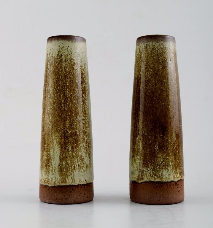 Per Linnemann-Schmidt for Palshus f. København 1912, d. 1999.To vaser af stentøj dekoreret med spættede glasurer.