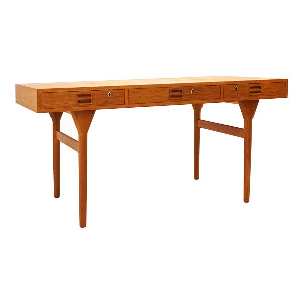 Nanna Ditzel, 1923-2005: Skrivebord i teak med tre skuffer. Flot stand. Senere låsebeslag. H: 74,5cm. Plade: 75x145cm