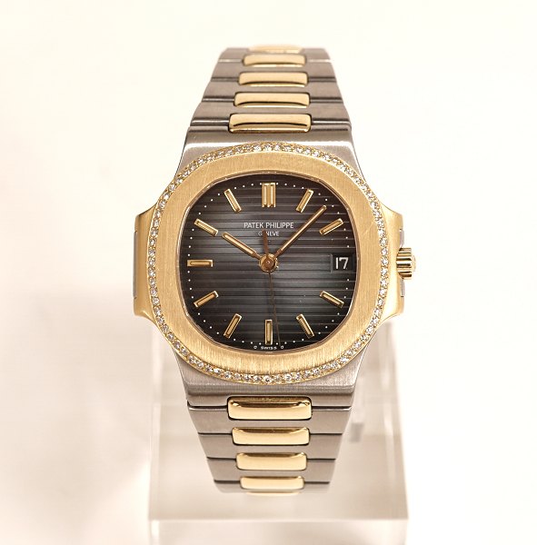 Patek Philippe Nautilius, fuldt sæt. Ref. 3800/002JA, stål og 18kt guld prydet med 76 diamanter på i alt 0,46ct. Udleveret hos AD 04.11.1992. Serviceret og tryktestet 2014 og ikke båret siden. Fremstår meget flot. D: 37mm