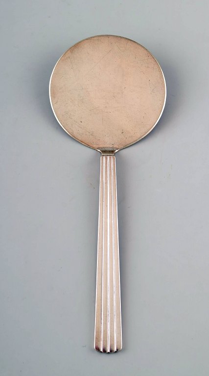 Georg Jensen sølvbestik  Bernadotte sølvbestik Georg JensenBernadotte, Georg Jensen sølvbestik. Bestikmønster nr. 9 Bernadotte sterlingsølv 925. Tarteletspade, længde 21 cm.