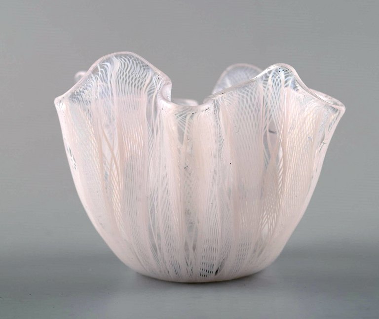Bianconi Venini/Murano Filigrana Stribet, Italiensk Kunstglas Fazzoletto Vase, Lommetørklædevase. 1960´erne.