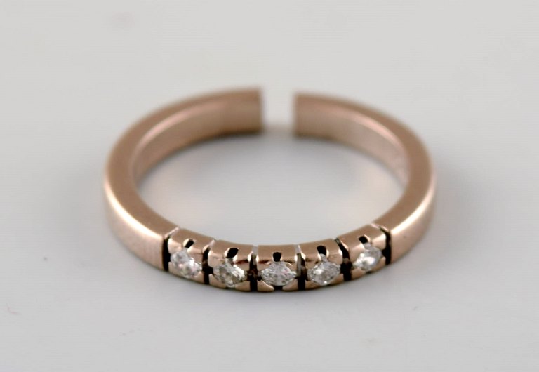Surel ring af 14 kt. hvidguld. Prydet med fem brillantslebnde diamanter. I alt ca 0.15 ct.