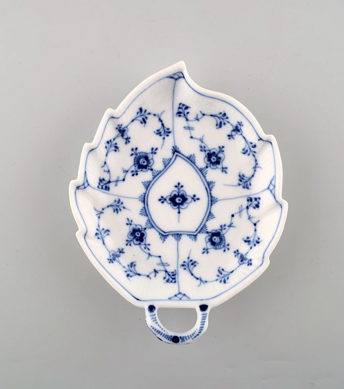 Royal Copenhagen Musselmalet riflet bladformet fad # 1/143.