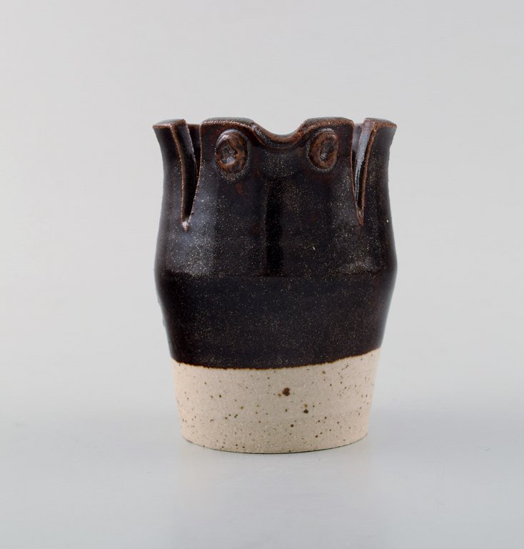 Ivy Lysdal, f 1937. Dansk keramiker og kunstmaler.Abstrakt unika skulptur. 1970