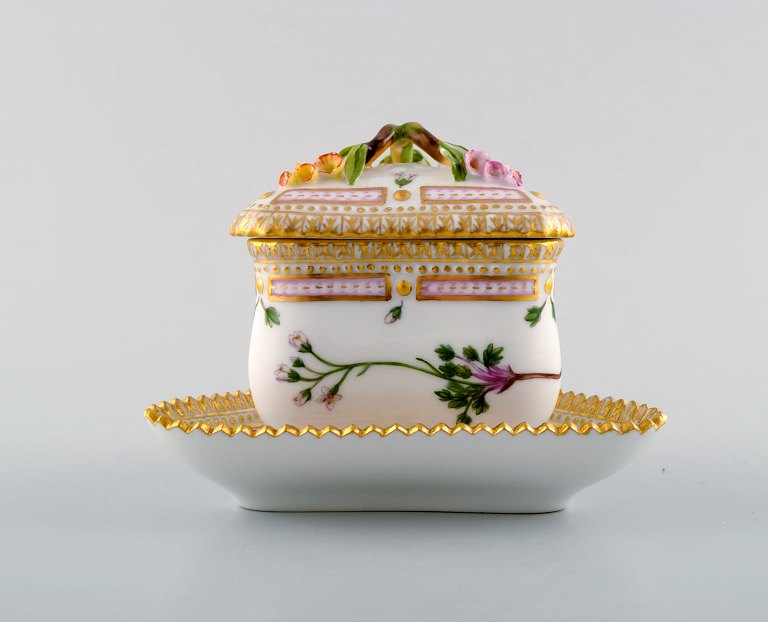 Royal Copenhagen Flora Danica tresidet cremekop. Dessin nr. 20/3575 med grenformet hank og pousserede blomster.