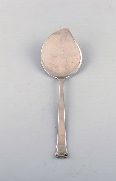 Evald Nielsen number 32 serving spade in all silver (830).