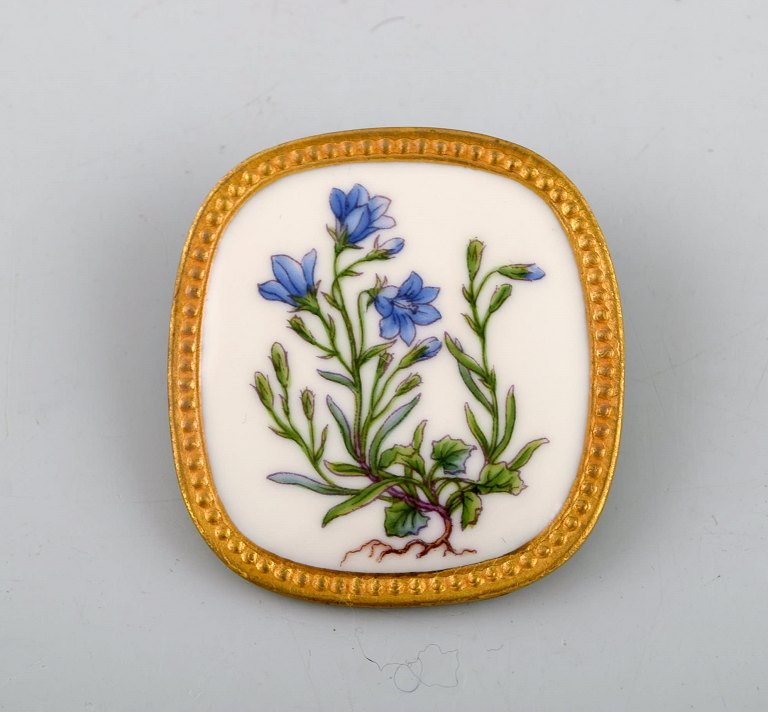 Michelsen for Royal Copenhagen. "Flora Danica" broche / vedhæng i  porcelæn og sterlingsølv dekoreret i farver og guld med håndmalede blomster.