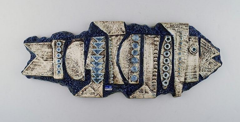 Lisa Larson for Gustavsberg. Kolossal og sjælden vægplakette i glaseret keramik i form af fisk. Nummer 80/150. 1960