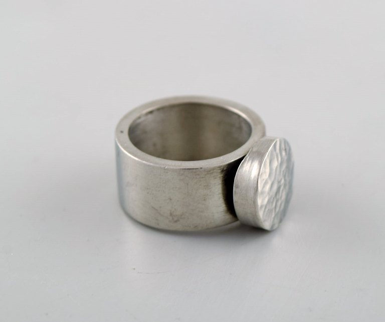 Micke Berggren, Sverige. Modernistisk designerring i hammerslået tin. Sent 1900-tallet. 