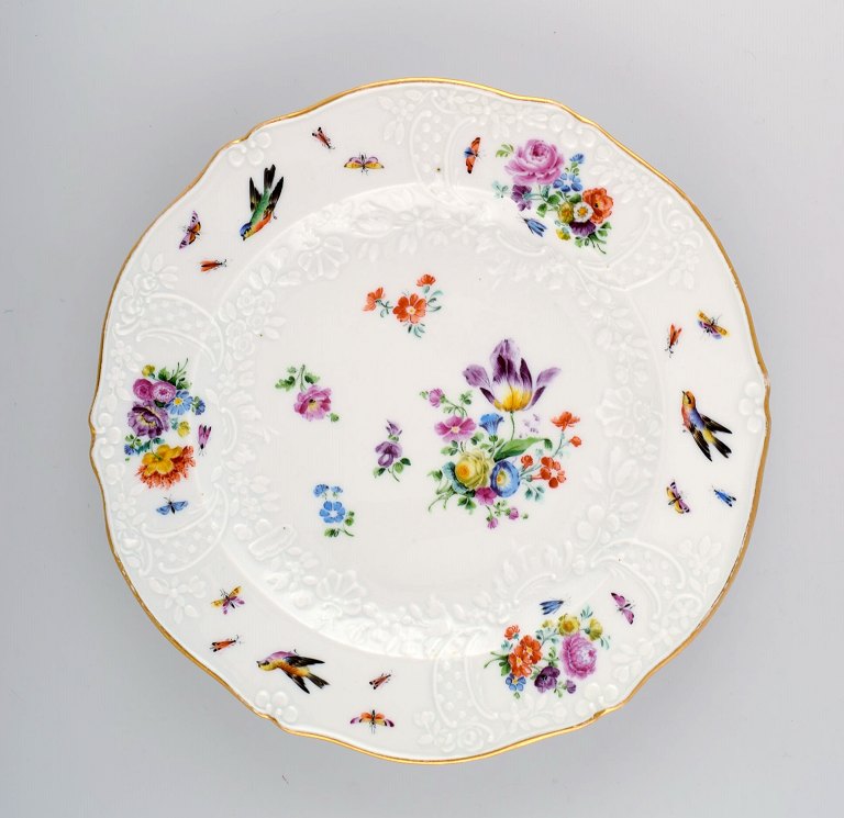 Antik Meissen tallerken i håndmalet porcelæn med blomster og fugle. 1800-tallet. 