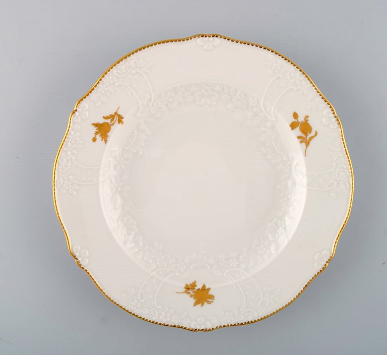 Meissen frokosttallerken i porcelæn med blomster og bladværk i relief og gulddekoration. 1900-tallet. 